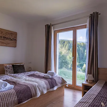 Jesienka, Hillside Apartment